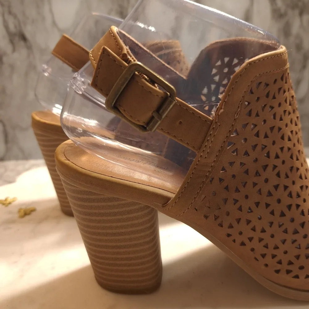 Universal Thread Women's Heels/Pumps 7‎ 1/2 Cut-Out Slingback Open-Toe